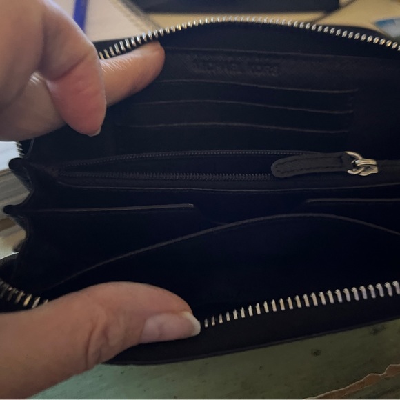New Authentic Michael Kors Wallet - Picture 3 of 3